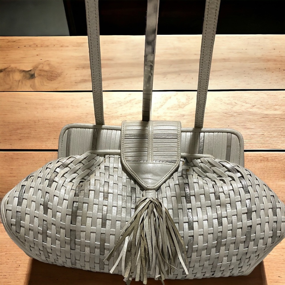 Sharif Made in USA - White with silver treading front magnetic tassel closure